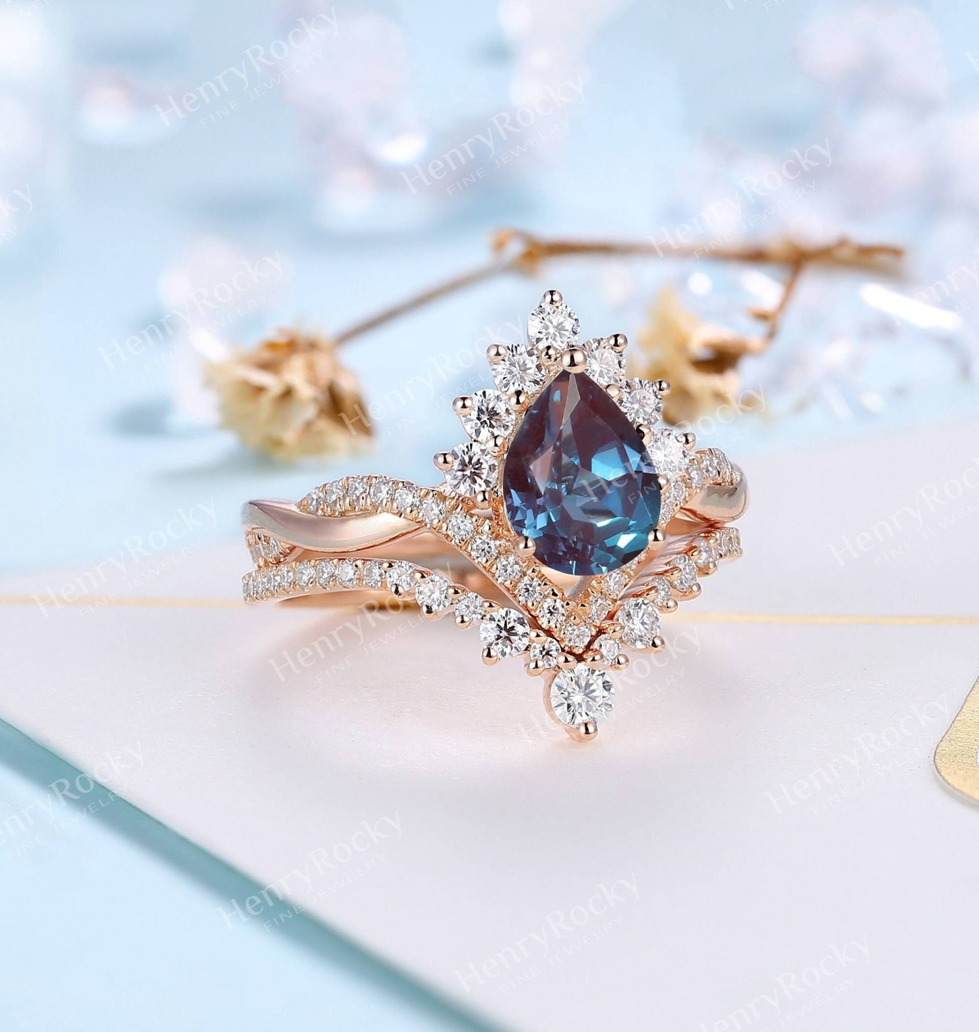 Vintage Alexandrit Verlobungsring Set Moissanite Diamant Twisted Ehering Ring Rosegold Art Deco Birnenschliff Versprechen Jubiläumsring von HenryRocky