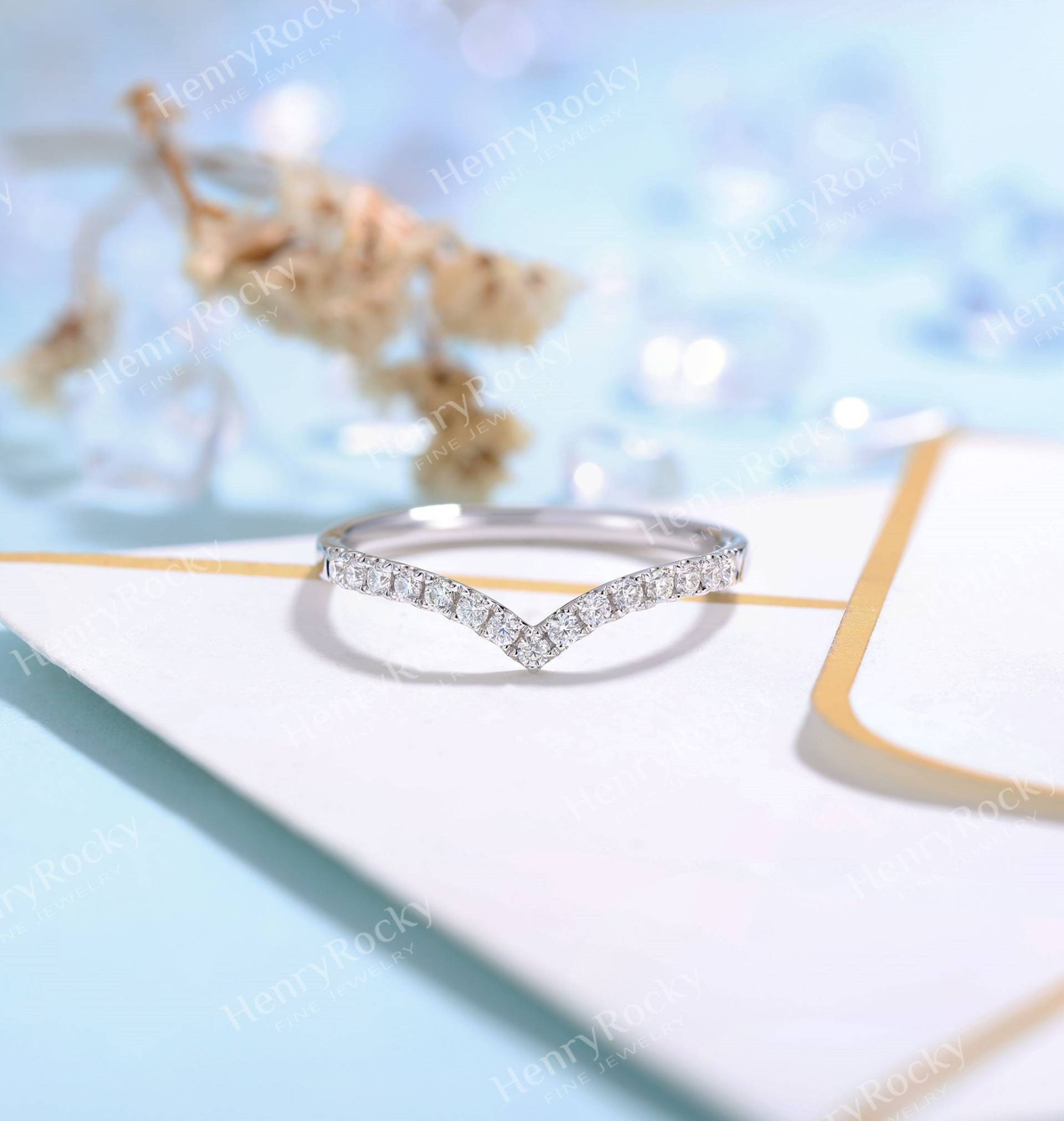 Vintage Moissanit Trauring Frauen Weißgold | Einzigartiger Gebogener Passender Ring Zarter Brautring Versprechen Jubiläumsgeschenk Für Sie von HenryRocky