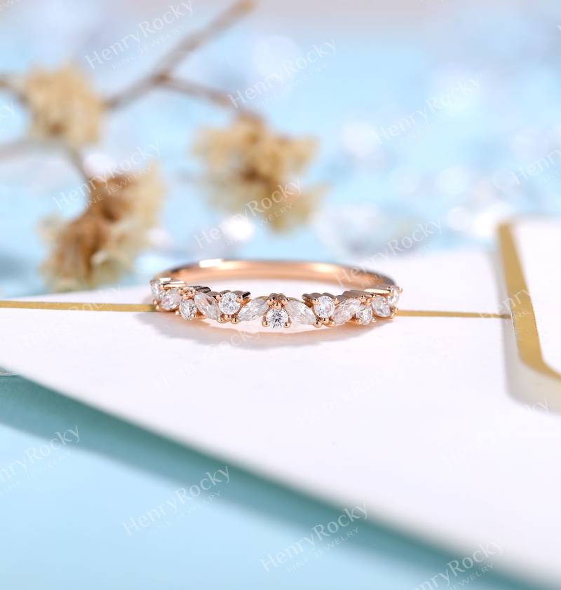 Vintage Moissanite Ehering Rose Gold Band Art-Deco Marquise-Schnitt Stapelbar Passende Cluster Ring Versprechen Jahrestag von HenryRocky