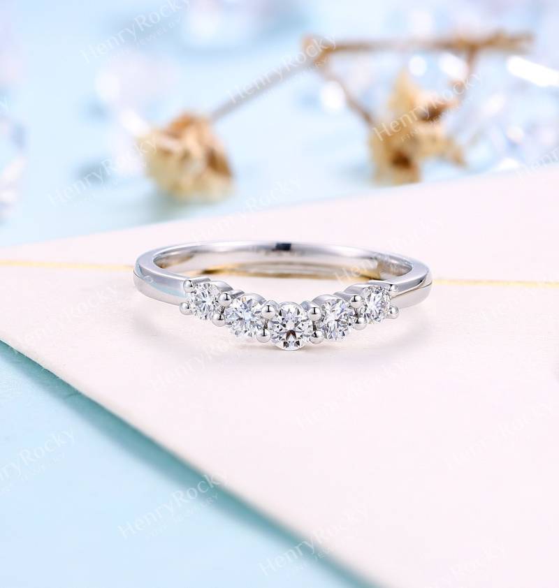 Vintage Moissanite Trauring Frauen Weißgold Brautschmuck Art Deco Ring Prong Set Stapelbar Gebogener Ehering Jubiläumsband von HenryRocky