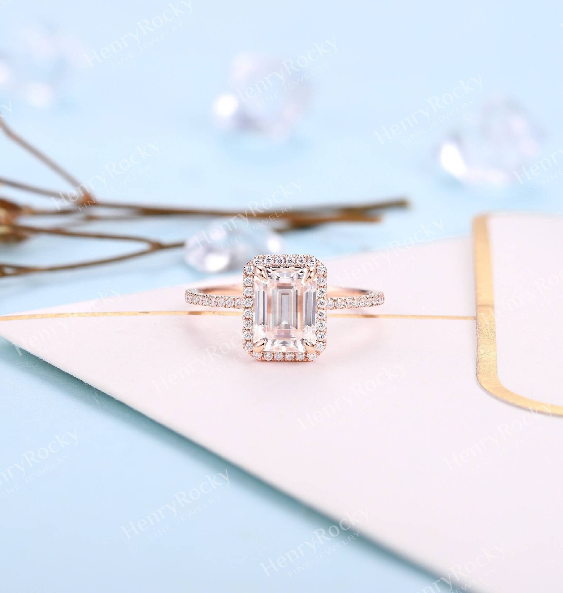 Vintage Moissanite Verlobungsring Rose Gold Frauen Einzigartiger Smaragdschliff Ehering Halo Brautring Versprechen Jahrestag Ring Geschenk Für Sie von HenryRocky