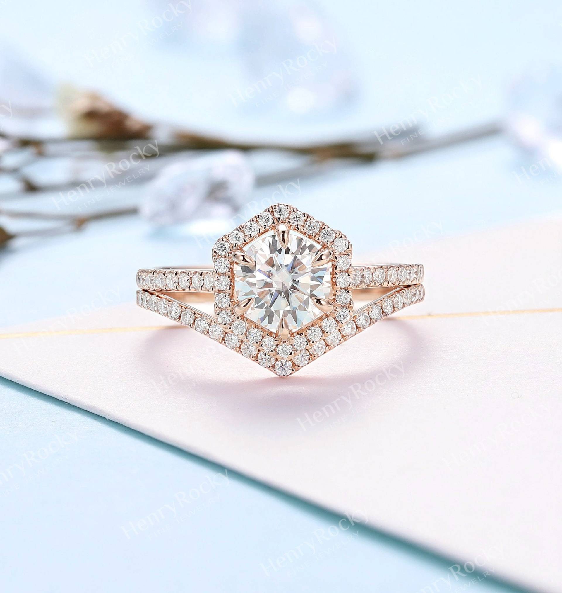 Vintage Moissanite Verlobungsring Set | Art Deco Runder Frauenring Antiker Geschwungener Ehering in Roségold Jubiläumsversprechen Ring von HenryRocky