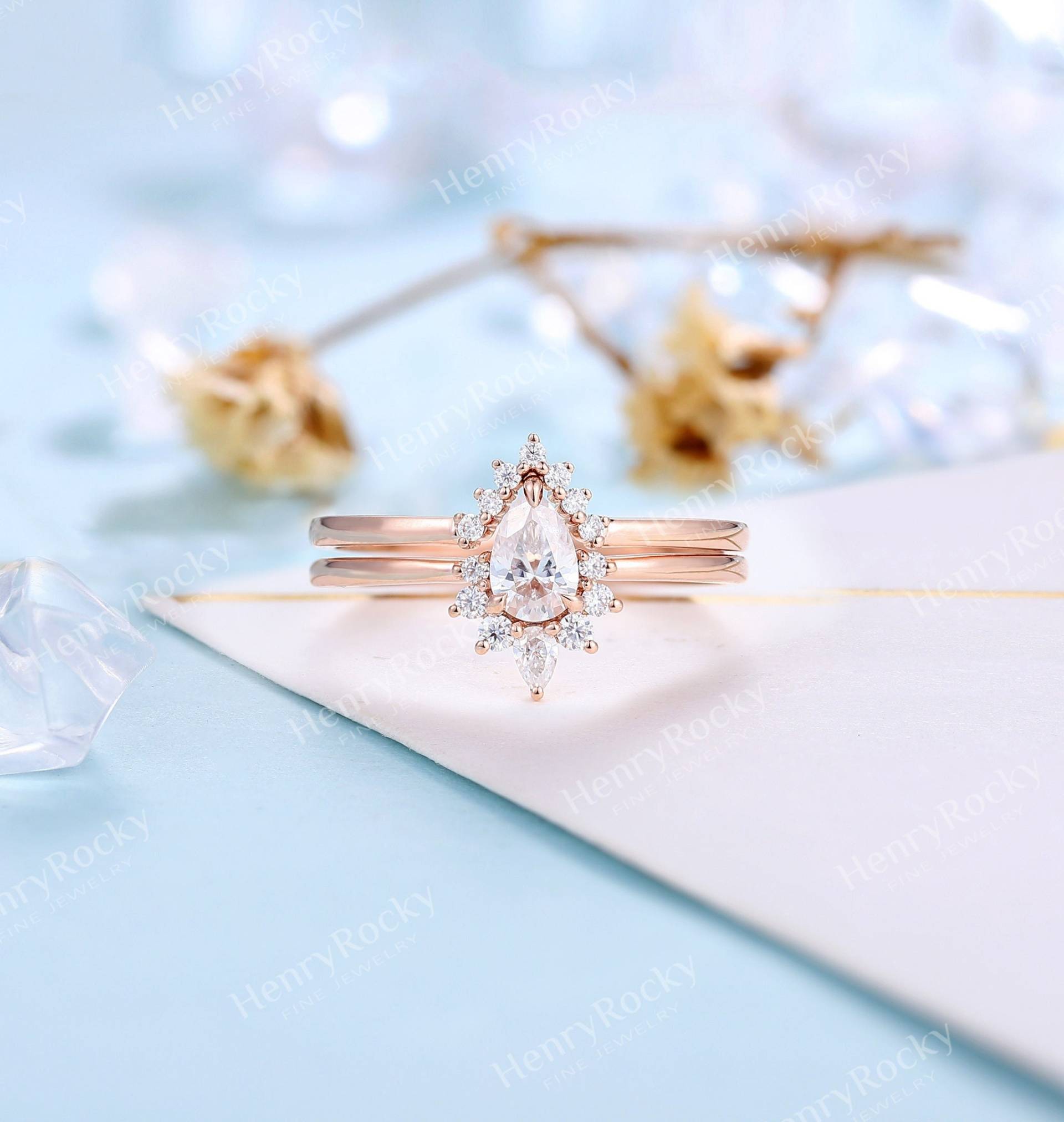 Vintage Moissanite Verlobungsring Set Rose Gold Ring Pear Cut Ehering Diamant Braut Jubiläum Versprechen von HenryRocky