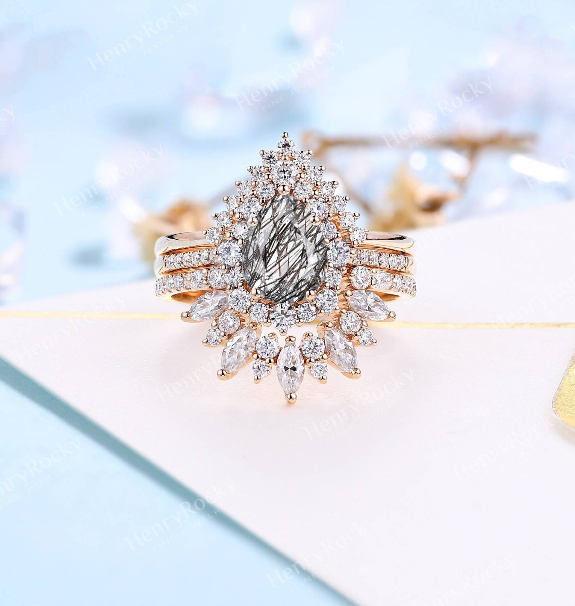 Vintage Schwarz Rutilquarz Verlobungsring Rose Gold Pear Cut Ring Diamant/Moissanite Halo Geschwungene Hochzeit Braut Set Jubiläumsring von HenryRocky