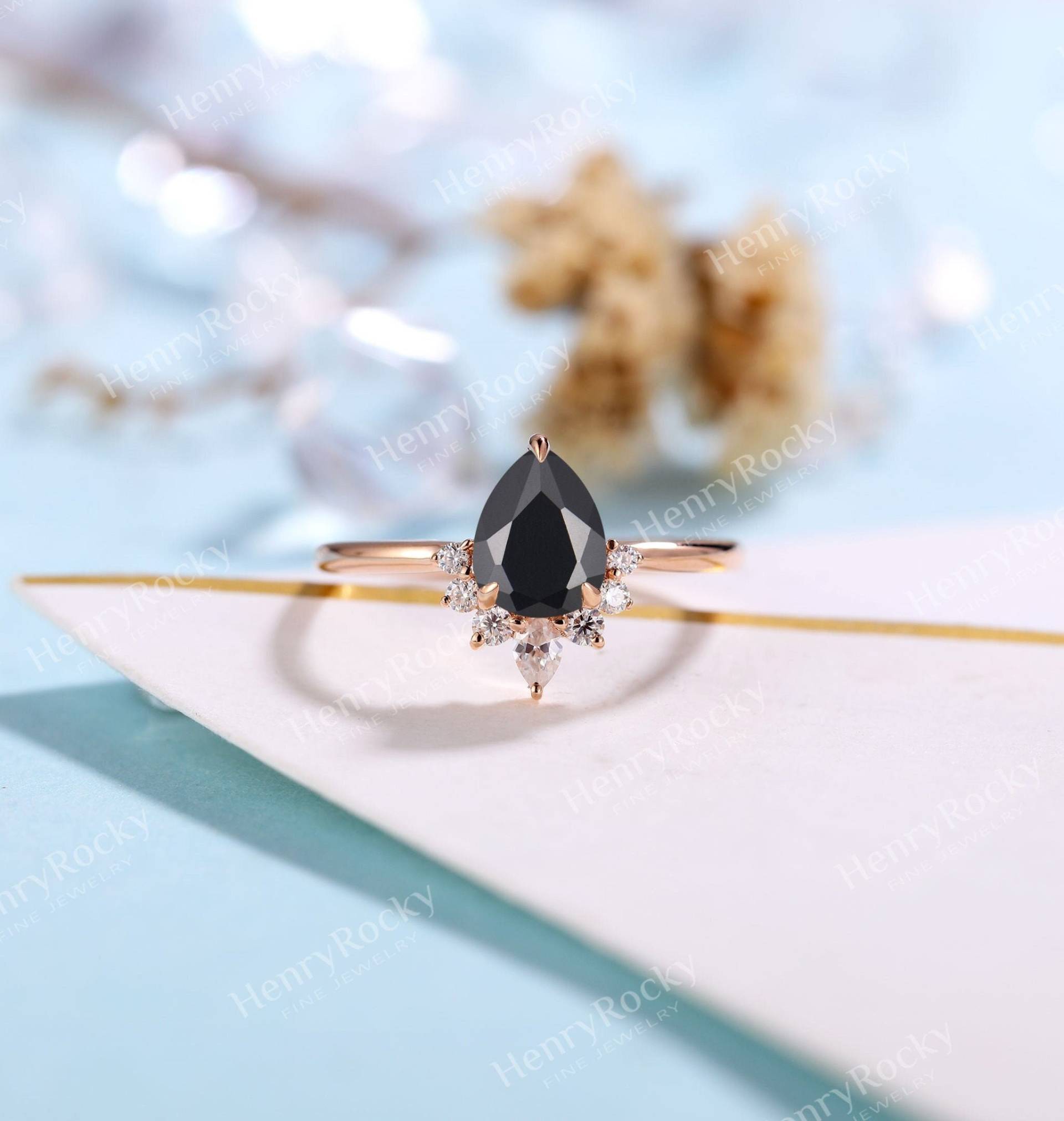 Vintage Schwarzer Onyx Pear Cut Verlobungsring Antik Rose Gold Ring Brautring Art Deco Diamant/Moissanite Jubiläum Versprechen Ring von HenryRocky