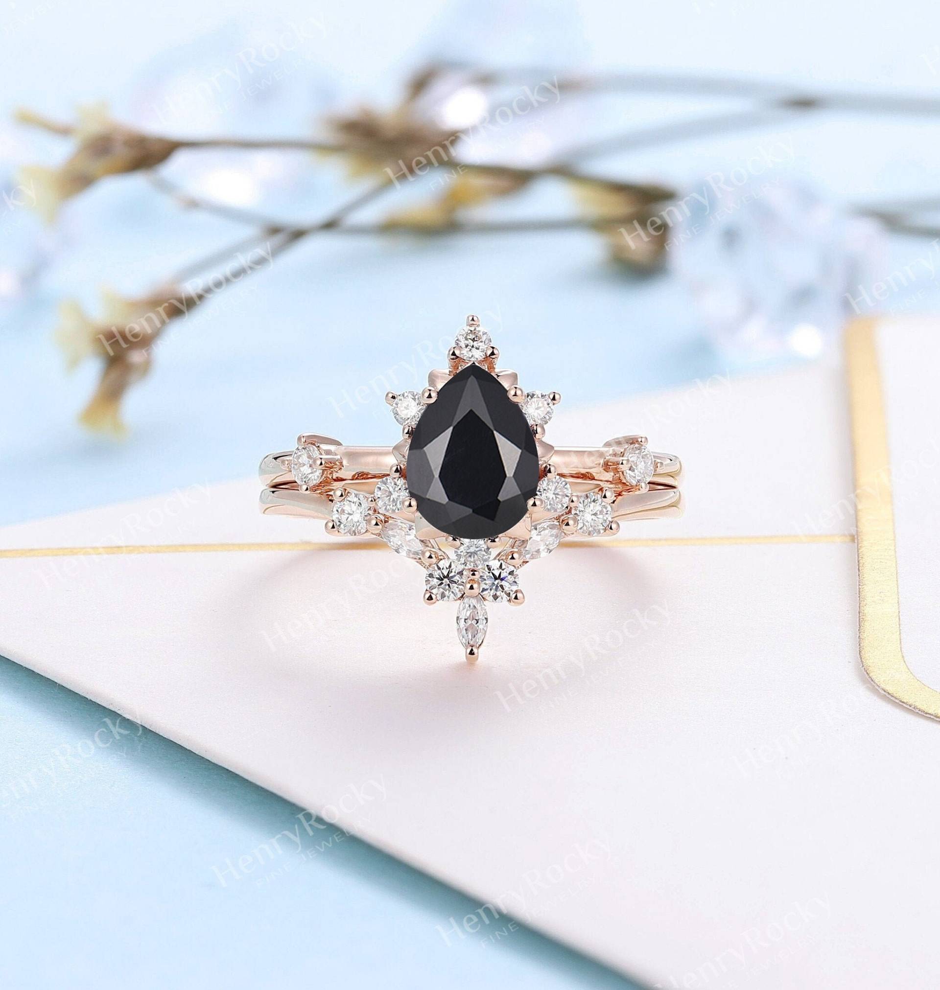 Vintage Schwarzer Onyx Verlobungsring Set Art Deco Rose Gold Ehering Einzigartiger Birnenförmiger Moissanite Antiker Ring Versprechen Jahrestag von HenryRocky