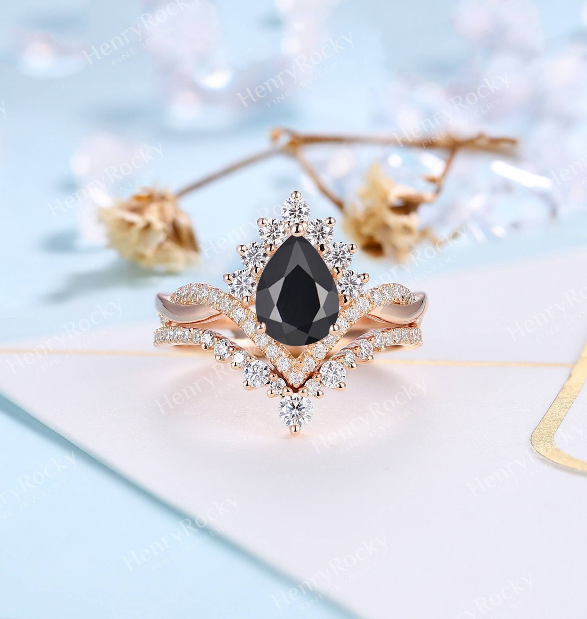 Vintage Schwarzer Onyx Verlobungsring Set Moissanite Diamant/Moissanite Twisted Ehering Ring Rosegold Art Deco Tropfen Jubiläumsring von HenryRocky