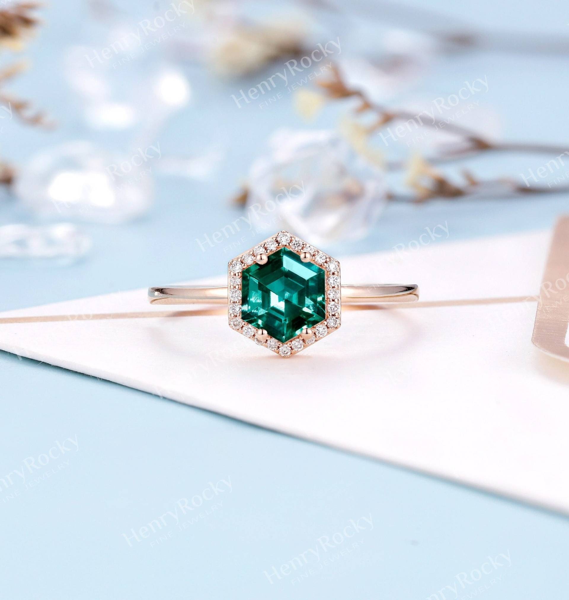 Vintage Smaragd Verlobungsring Hexagon Geschnitten Rose Gold Ring Braut Art Deco Diamant/Moissanite Halo Prong Set Jubiläum Versprechen Ring von HenryRocky