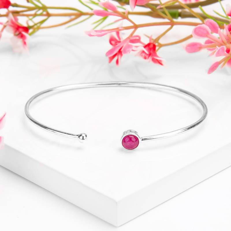 Rubin Und Sterling Silber Einfache Manschette Armreif, Minimal Armband, Edelstein Solo Stacking Juli Birthstone Schmuck von HenrykaJewellery