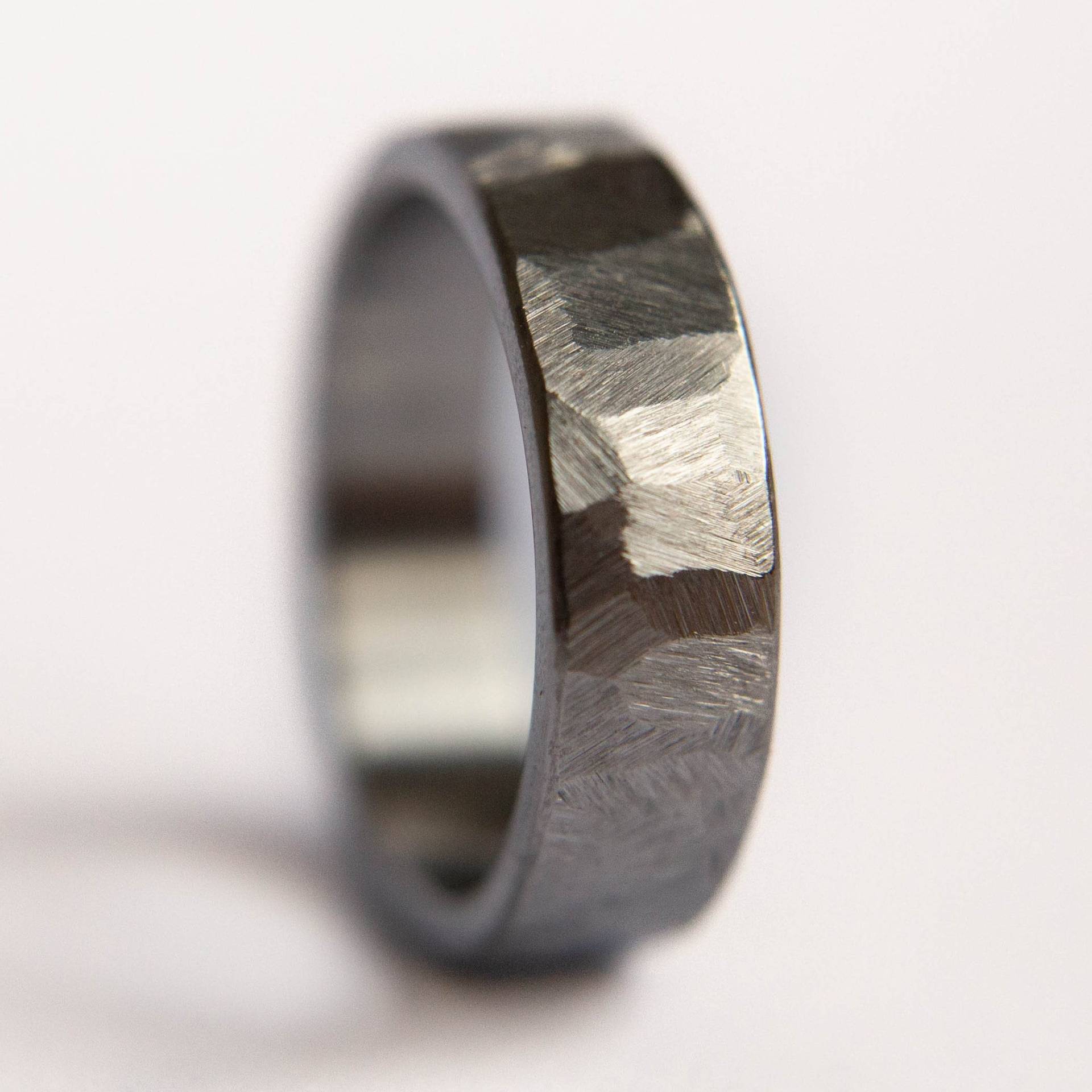Distressed Titan Ehering, Titanring, Herrenring, Rustikaler Hochzeitsring, Grober Handgemachter Ehering Distressed Titan Ehering, Titanring, Herrenring, Rustikaler Hochzeitsring, Grober Handgemachter Ehering von HephaestusRings