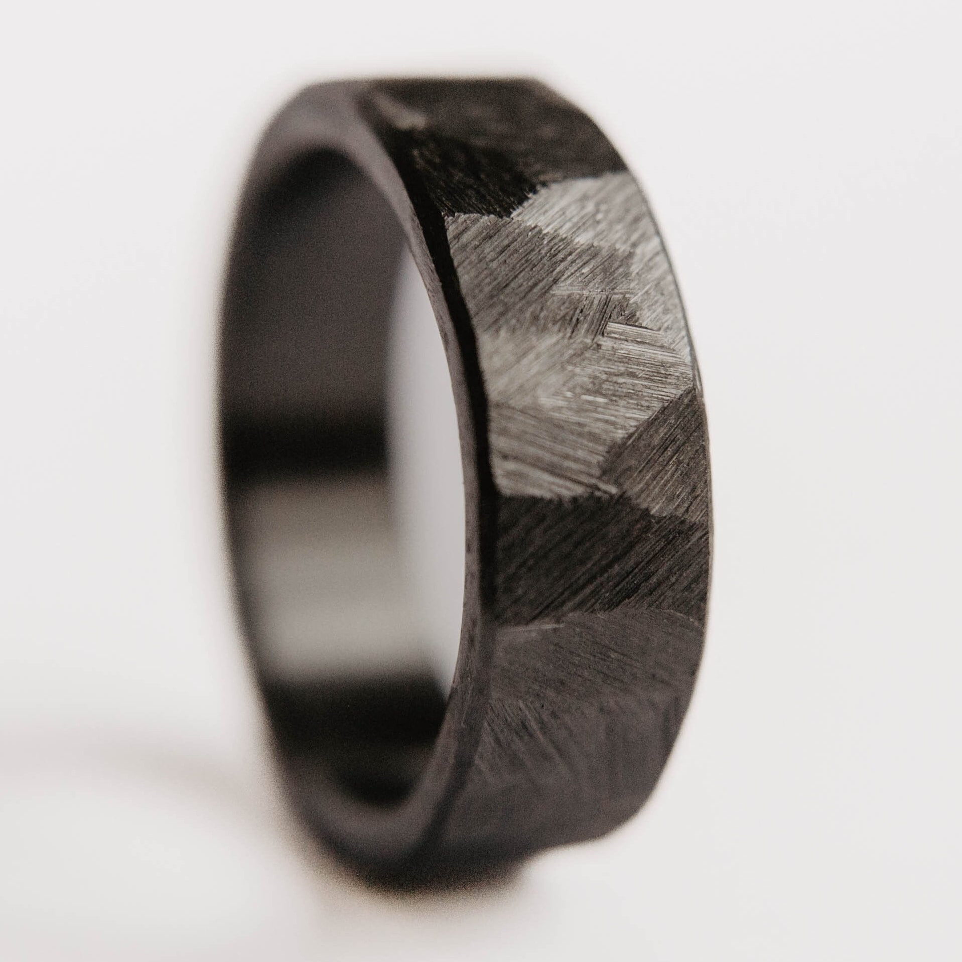 Herren Ehering, Distressed Schwarzer Zirkon Handgefertigte Schwarz Ring, Einzigartige Ehering Herren Ehering, Distressed Schwarzer Zirkon Handgefertigte Schwarz Ring, Einzigartige Ehering von HephaestusRings