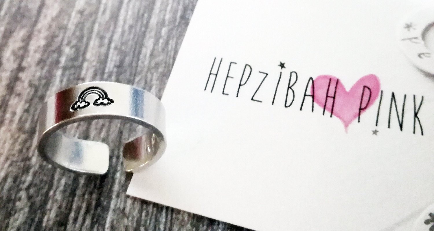 Handgestempelte Ringe - Regenbogen Einstellbar Handgestempelte Ringe - Regenbogen Einstellbar von HepzibahPink
