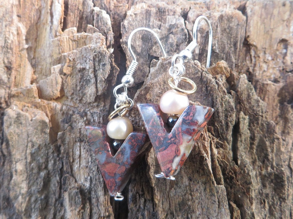 Brekzien Jaspis Engel Ohrringe Mit Süßwasserperle Von Herartofstone Auf Etsy Süßwasserperlen Halbedelstein von HerARTofStone