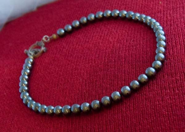 Einfache Hämatit Halskette Perlmuttartiger Strang 16 Zoll Lang Knebelverschluss Halbedelstein von HerARTofStone