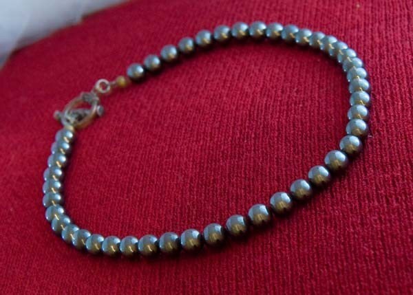 Einfache Hämatit Halskette Perlmuttartiger Strang 16 Zoll Lang Knebelverschluss Halbedelstein von HerARTofStone