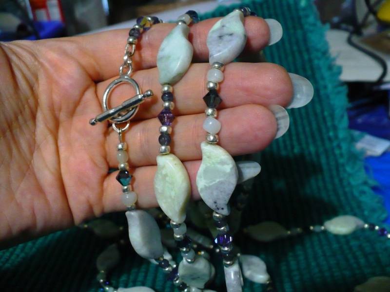 Lange 75 cm Strang Aus Mintgrün Und Lavendel Jaspis Blätter Halskette Toggle Klasse Lange 75 cm Strang Aus Mintgrün Und Lavendel Jaspis Blätter Halskette Toggle Klasse von HerARTofStone