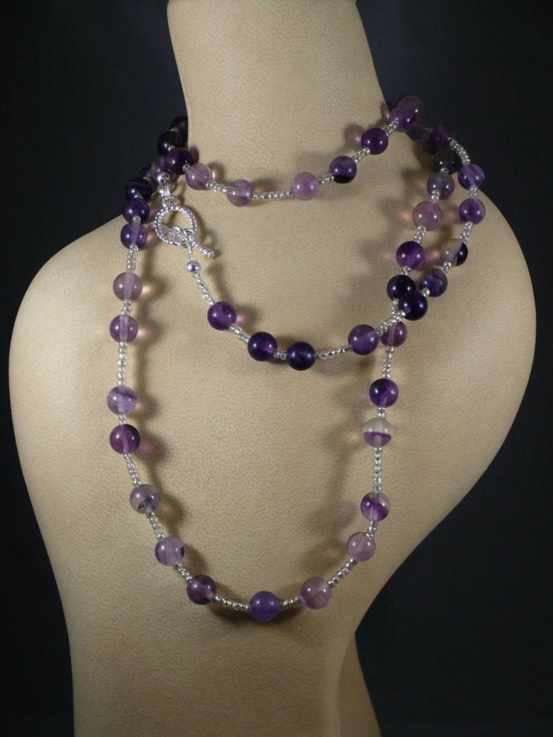 Lange Halskette Aus Lila Fluorit Und Silbernem Knebelverschluss Lange Halskette Aus Lila Fluorit Und Silbernem Knebelverschluss von HerARTofStone