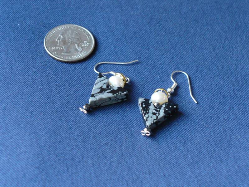 Schneeflocke Obsidian Engel Ohrringe Mit Süßwasser Perle Und Hämatit Perlen Halbedelstein von HerARTofStone