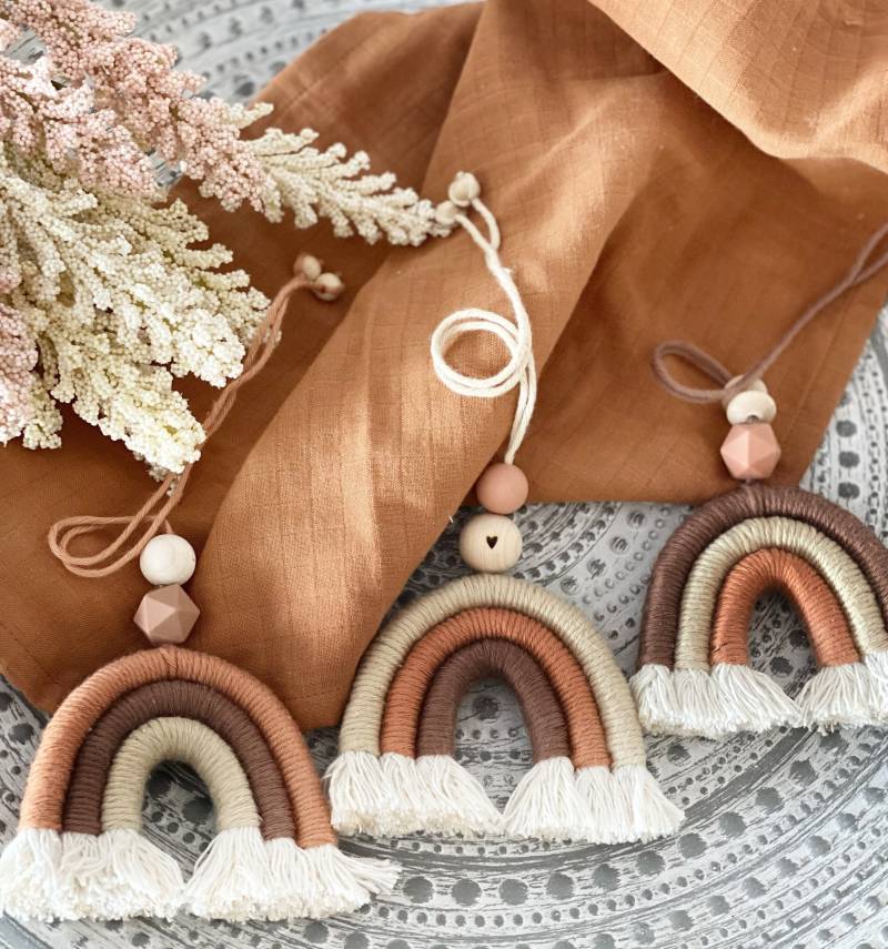 Regenbogen Desert | Makramee Anhänger Autospiegelanhänger Babyschalenanhänger Taschenanhänger von HerZauber