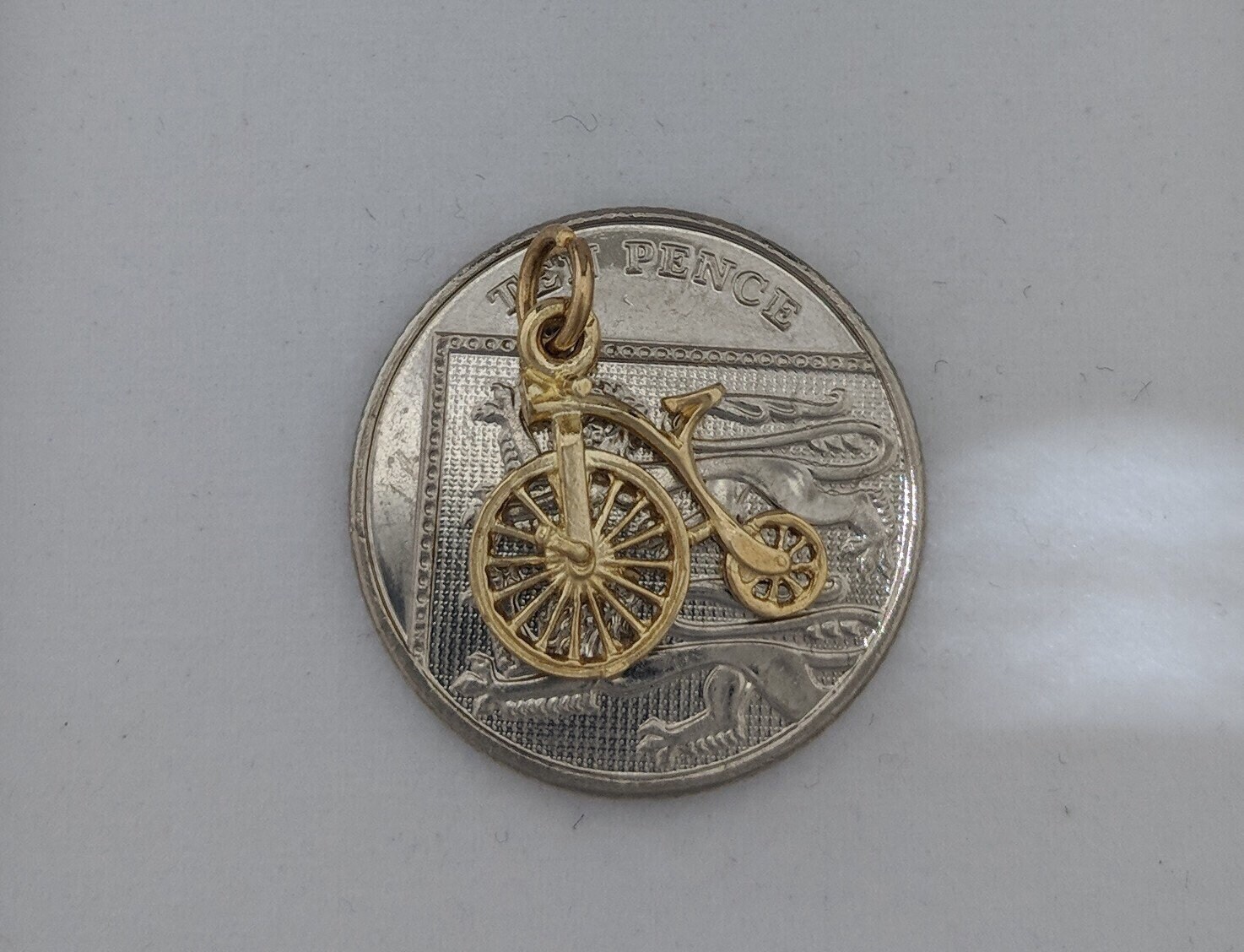9Ct Penny Fathing 9Ct Penny Fathing von HeraFineJewellery