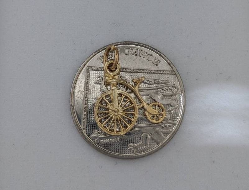 9Ct Penny Fathing von HeraFineJewellery