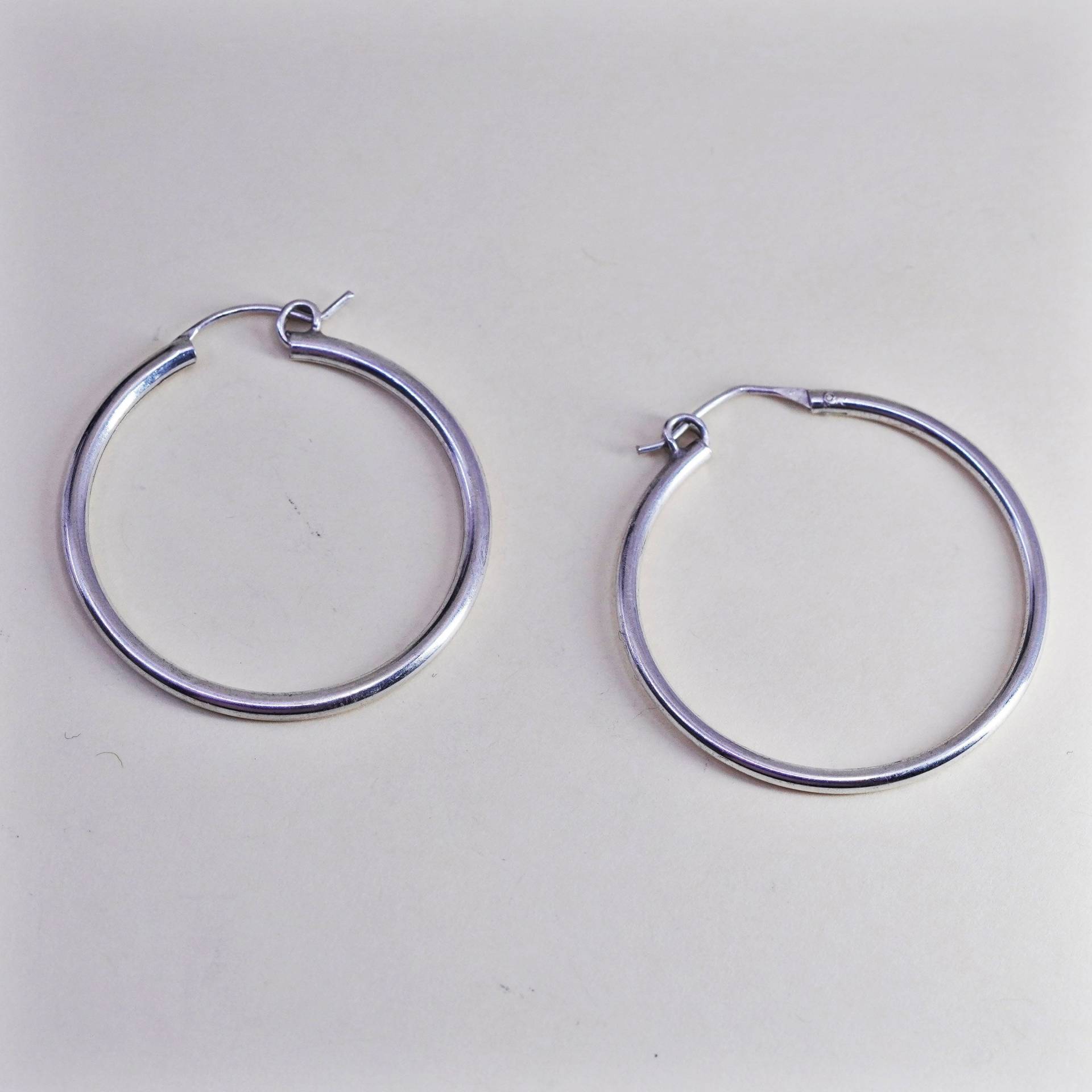 1.25", Vintage Sterling Silber Loop Ohrringe, Mode Minimalistisch Primitive Reifen, Gestempelt 925 von HerasJewel