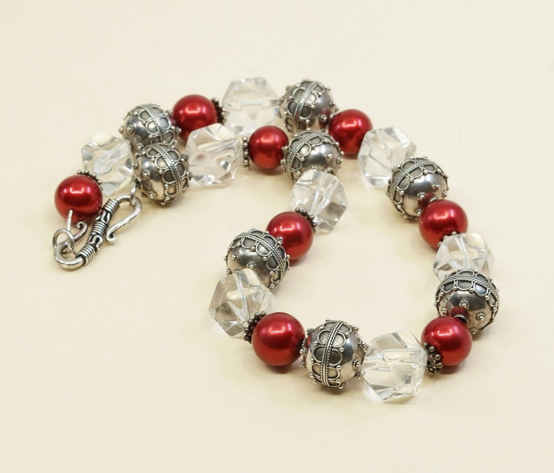 16", Vintage Weiße Perlenkette, Mit Roter Perle, Kristallnugget Und Sterling Silber Verschluss, Gestempelt 925 von HerasJewel