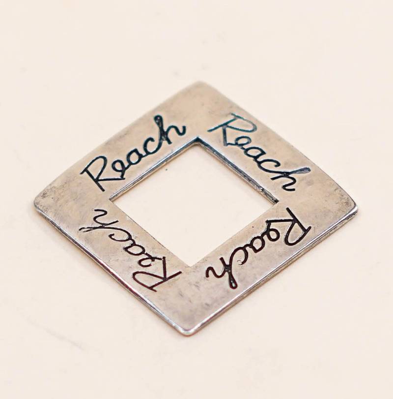 Handgemachter Anhänger Aus Vintage-sterlingsilber, Gehämmertes 925Er Silberquadrat Mit Der Prägung "Reach", Silbergeprüft von HerasJewel