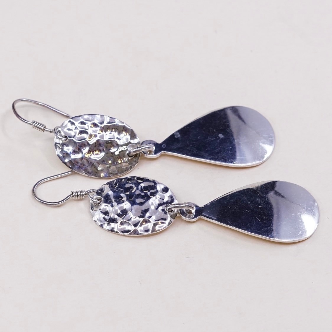 Vintage | 000859 Sterling Silber Handgemachte Ohrringe, Riesige 925 Tropfen Baumeln Mit Gehämmerter Textur, Gestempelt von HerasJewel