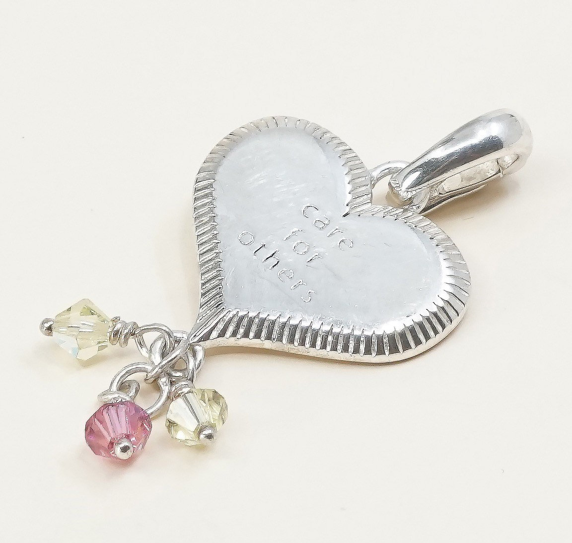 "Vintage Handgemachter Herzförmiger Anhänger Aus Sterlingsilber Mit Der Prägung "Care For Other" | Für Andere, Massiver 925Er Silberanhänger von HerasJewel