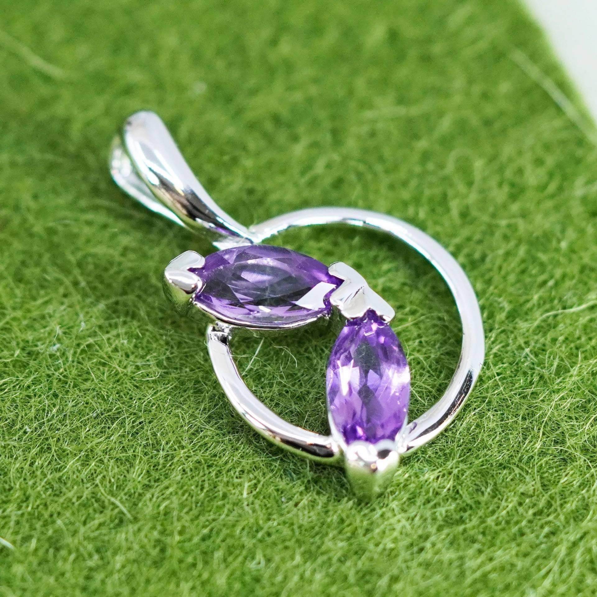 Vintage Sterling Silber 925 Kreis Anhänger Mit Amethyst, Glänzend, Gestempelt von HerasJewel