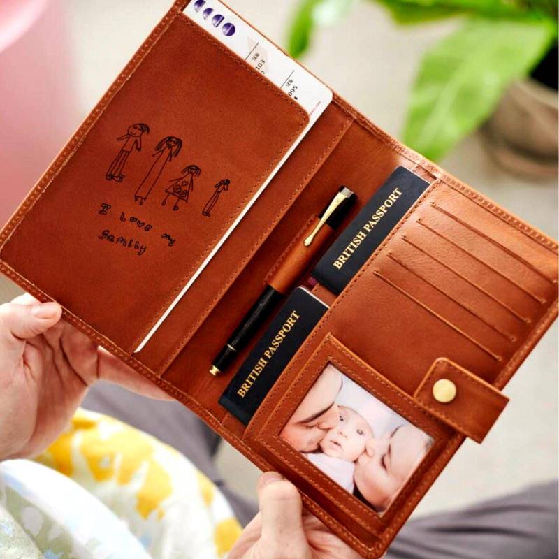Personalisierte Luxusleder Reisebrieftasche Mit Eingravierter Zeichnung - Perfektes Geschenk Für Jeden Reisenden Oder Jede Reisefamilie von HerbertandWinifred