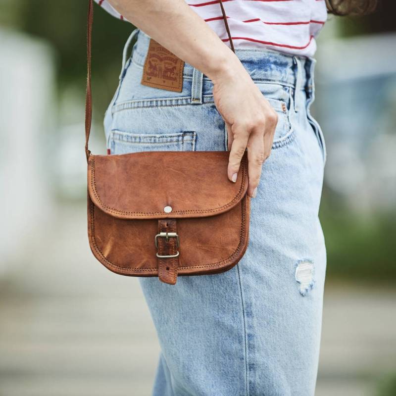 Personalisierte Vintage Style Mini Leder Umhängetasche - Weihnachtsgeschenk Für Tochter, Mutter Oder Beste Freundin. Handgefertigt Und Wunderschön von HerbertandWinifred