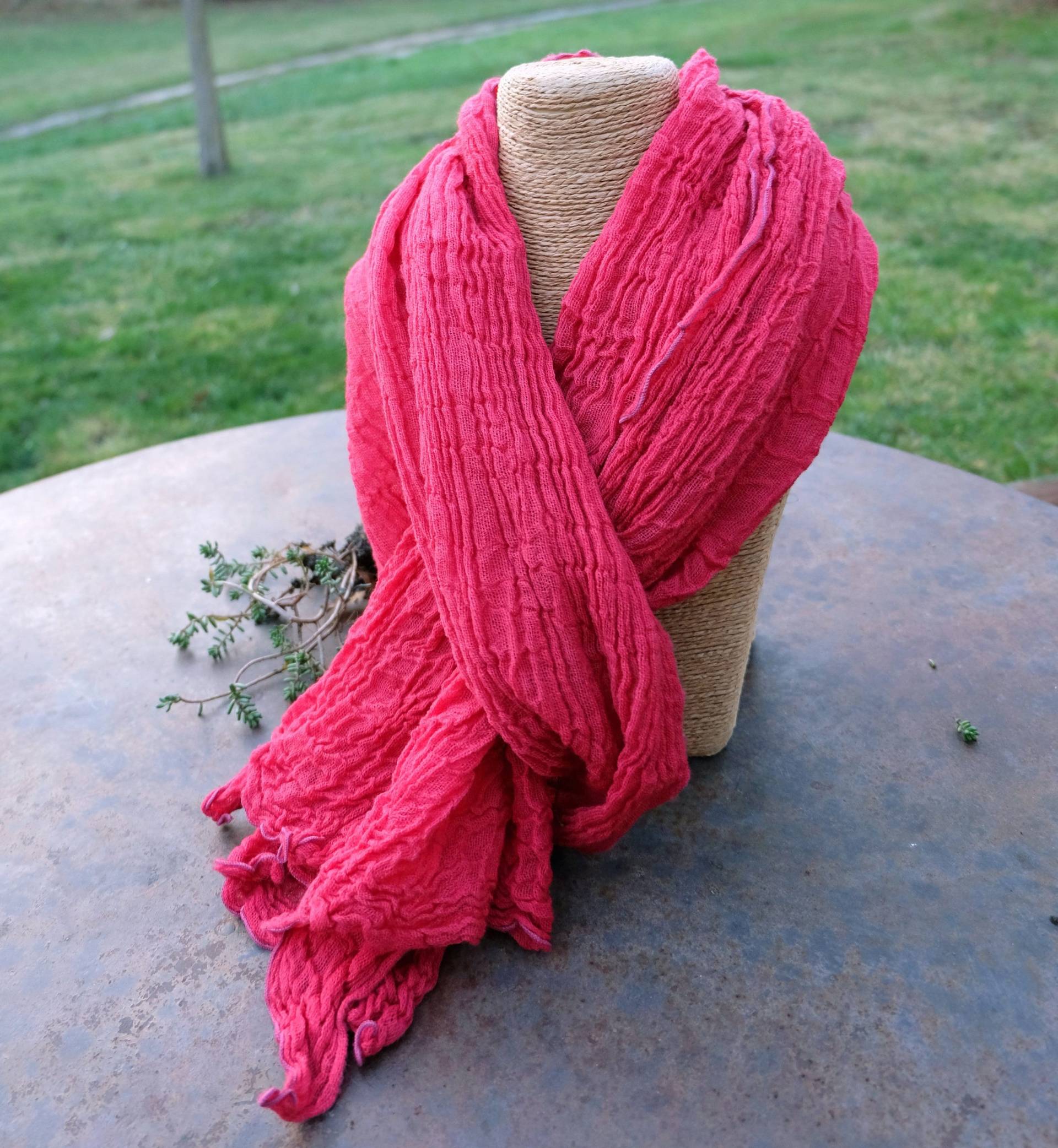 Schleier Der Faltige Wolle - Rose Cochenille Schleier Der Faltige Wolle - Rose Cochenille von HerbierACouleur