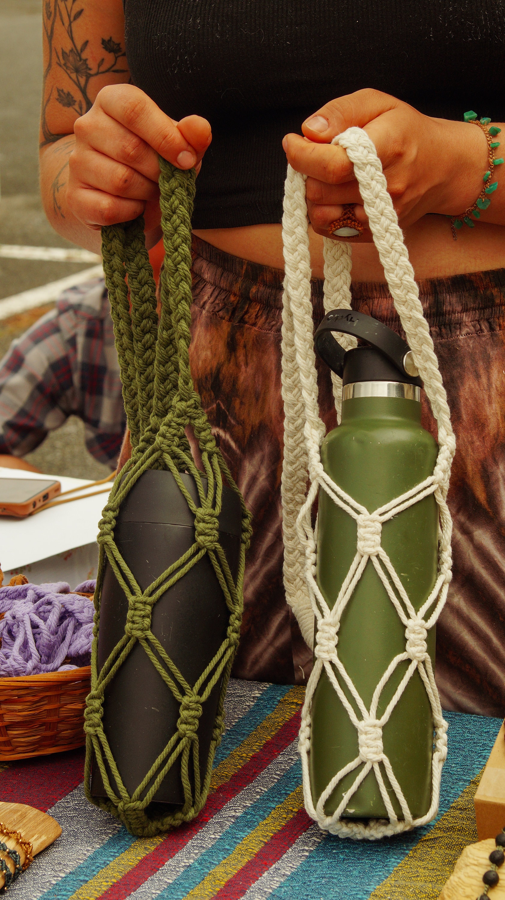 Makramee Wasserflaschen - & Yogamattenhalter-Set | Handgemacht Aus Recycled Cotton Makramee Wasserflaschen - & Yogamattenhalter-Set | Handgemacht Aus Recycled Cotton von HereGoesKnotting