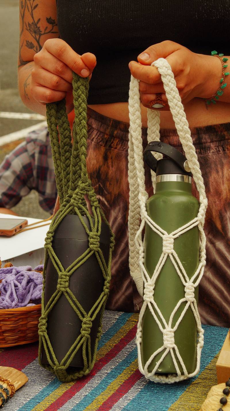 Makramee Wasserflaschen - & Yogamattenhalter-Set | Handgemacht Aus Recycled Cotton Makramee Wasserflaschen - & Yogamattenhalter-Set | Handgemacht Aus Recycled Cotton von HereGoesKnotting
