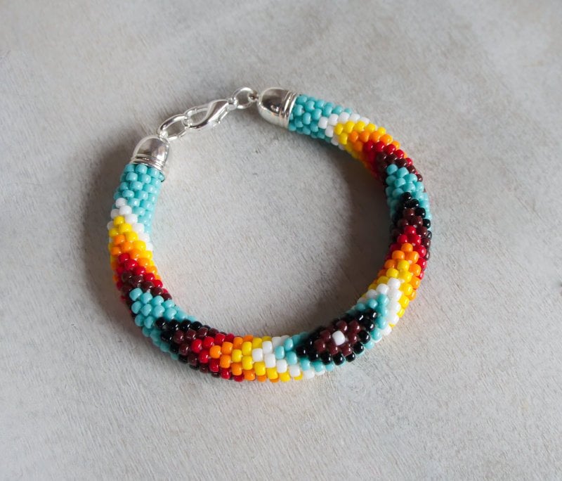 Ethno Türkis Armband, Blau Boho Bunt Inspirierte Perlenarbeit, Perlen Häkelarbeit Seil, Native Style Perlenarbeit - Made To Order von HeriniaJewelry