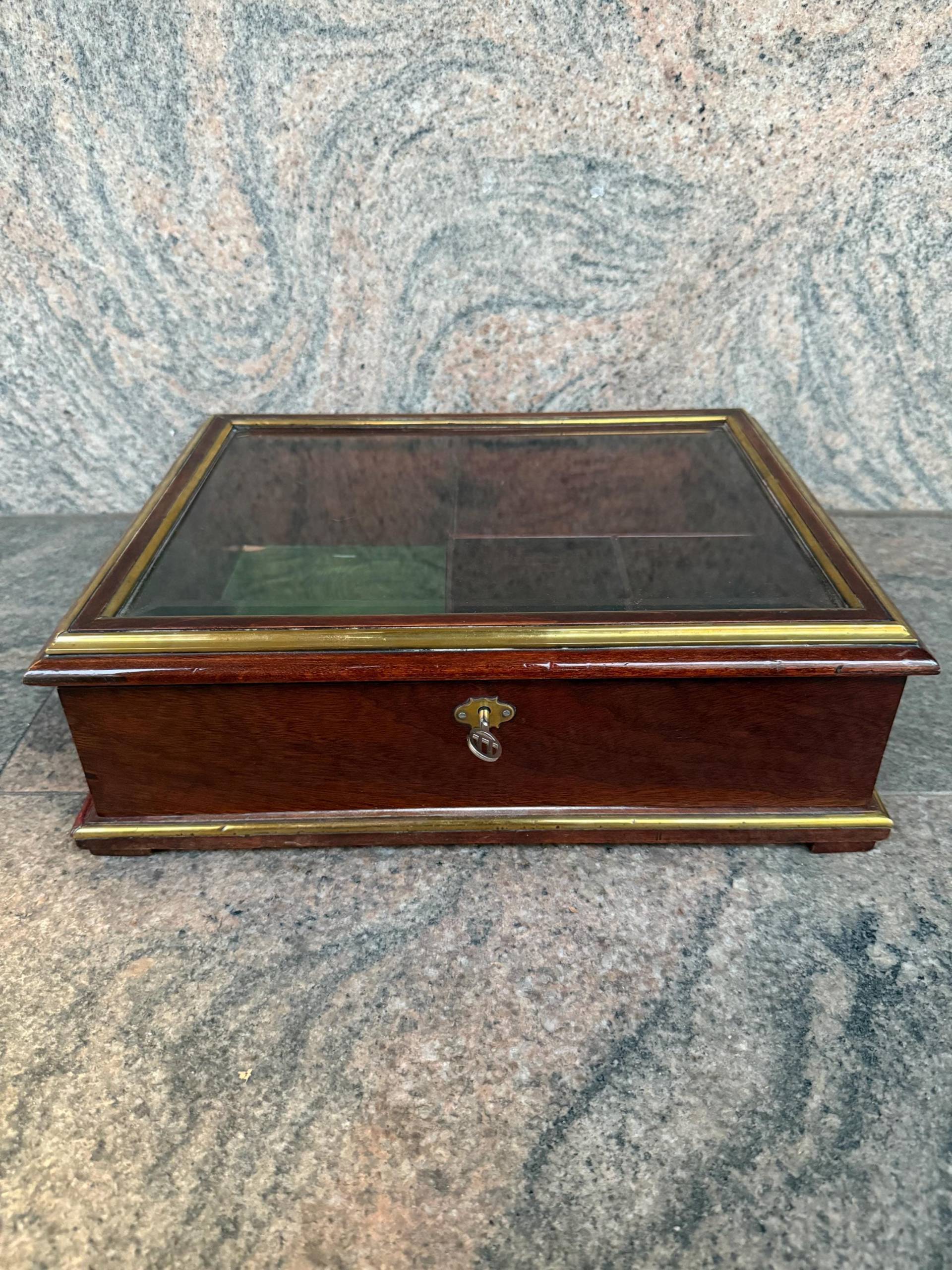Antique Jewelry Box Made Of Rosewood - 19Th Century With Glass Cover Antique Jewelry Box Made Of Rosewood - 19Th Century With Glass Cover von HeritageVienna