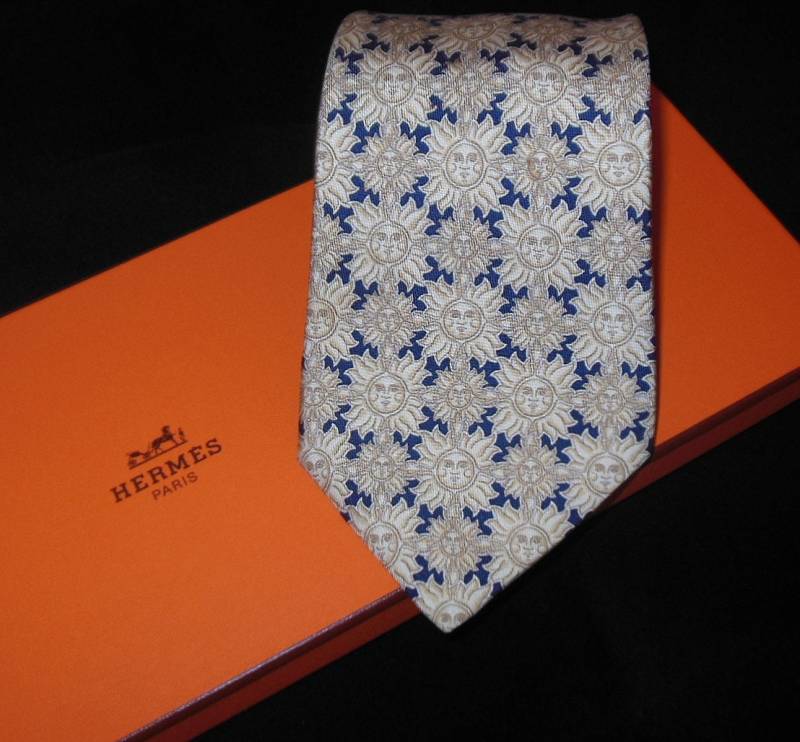 Hermès Krawatte 7465 Ha, Hergestellt in Frankreich, 100 % Seide, Hermes Kollektion von HermesScarvesLuxury