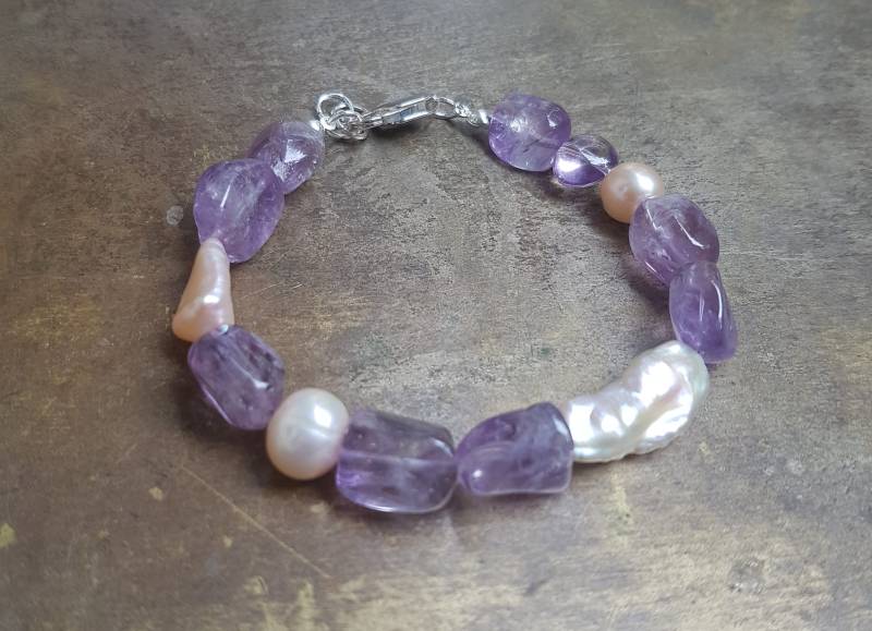 Armband Amethyst Und Apricotfarbene Süßwasserperlen, Sterlingsilber Verschluss von HerminesAtelier