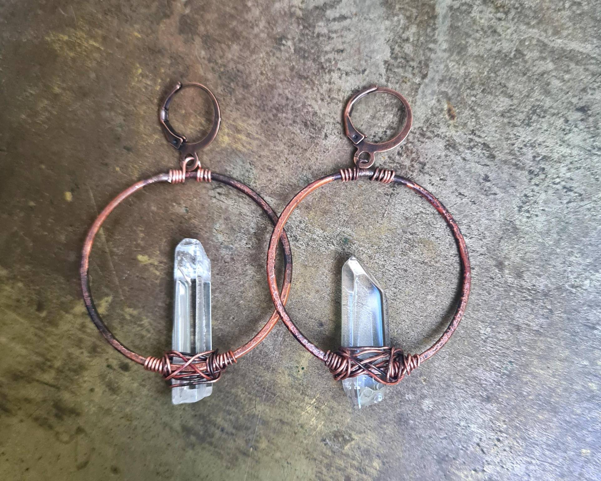 Bergkristall Und Kupfer Ohrringe, Handgeschmiedete Kreolen, Stehende Stäbe, Leverbacks von HerminesAtelier
