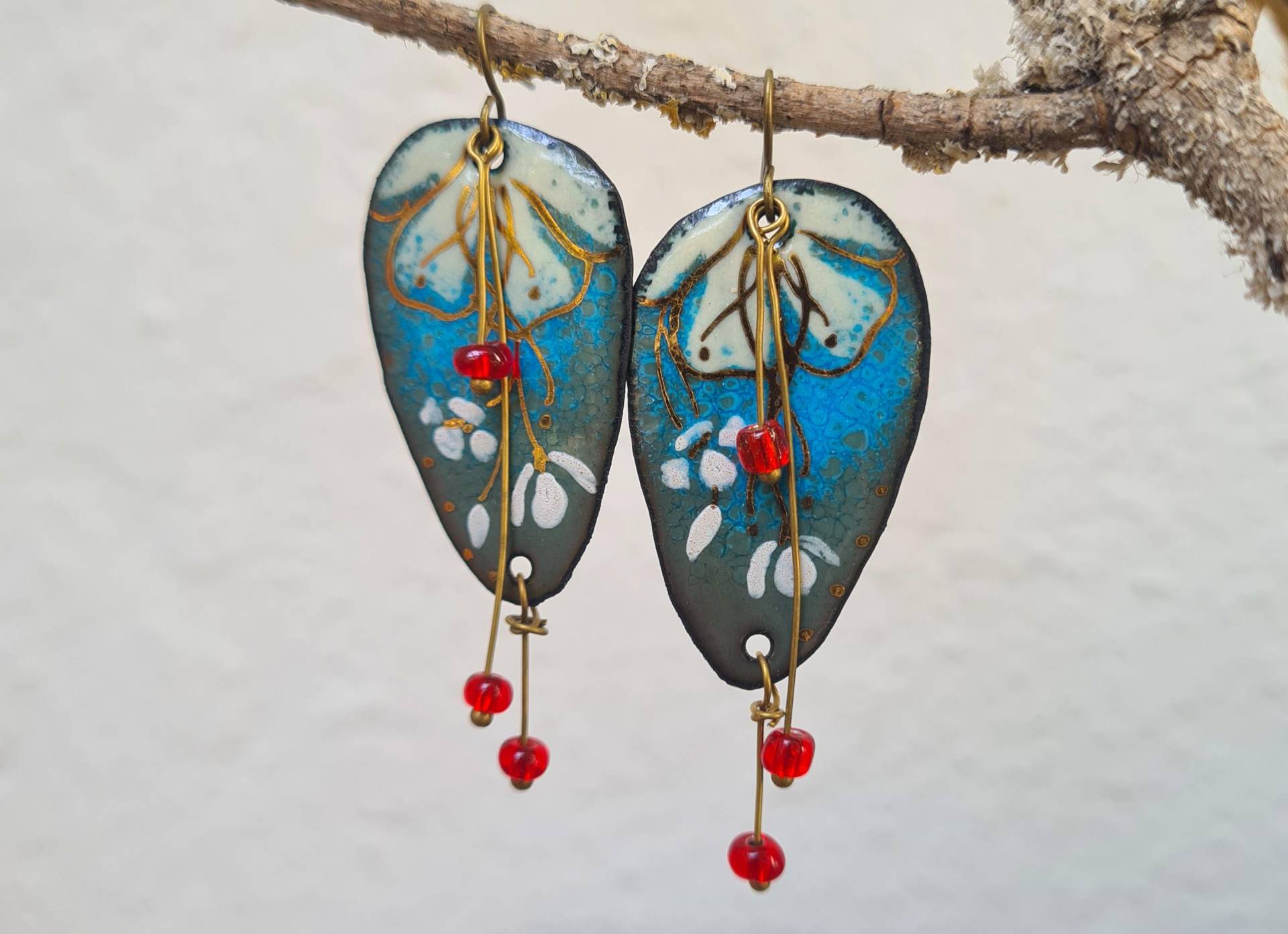Blüten Emaille Ohrringe, Handgefertigte Anhänger, Glasperlen, Bronze Ohrhaken von HerminesAtelier