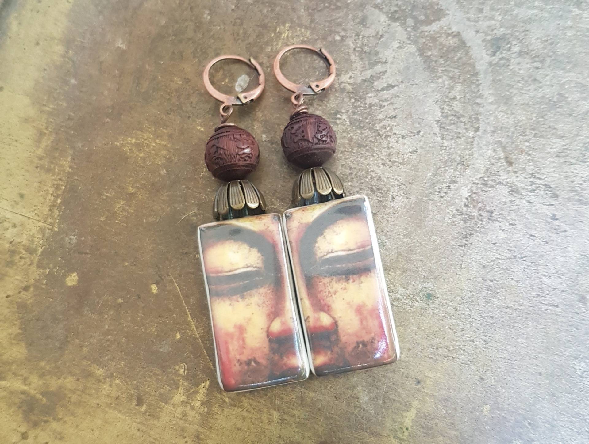 Buddha Keramik Und Sandelholz Ohrringe, Handgefertigte Anhänger, Geschnitzte Perlen, Kupfer Leverbacks Buddha Keramik Und Sandelholz Ohrringe, Handgefertigte Anhänger, Geschnitzte Perlen, Kupfer Leverbacks von HerminesAtelier