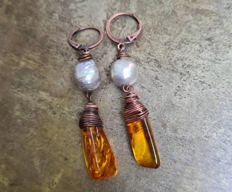 Edison Barockperlen Und Bernstein Ohrringe, Changierende Ming Perlen, Kupferohrringe, Kupfer Leverbacks von HerminesAtelier