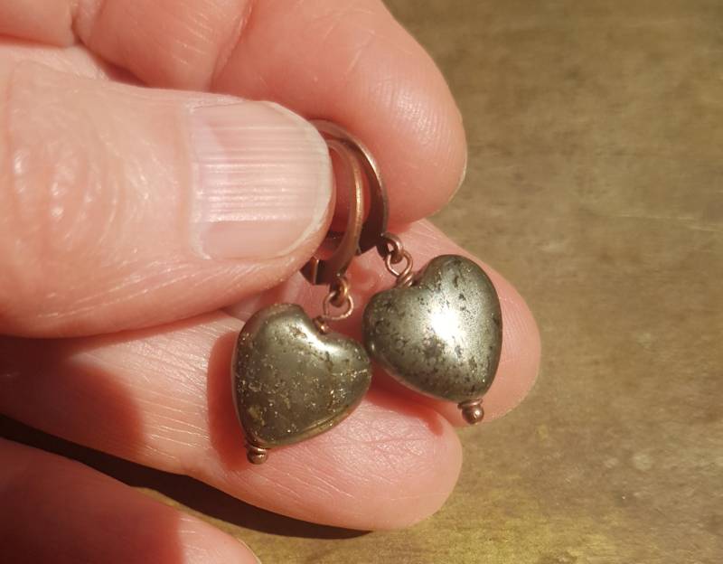 Goldpyrit Herzen Ohrringe, Kupfer Leverbacks Goldpyrit Herzen Ohrringe, Kupfer Leverbacks von HerminesAtelier