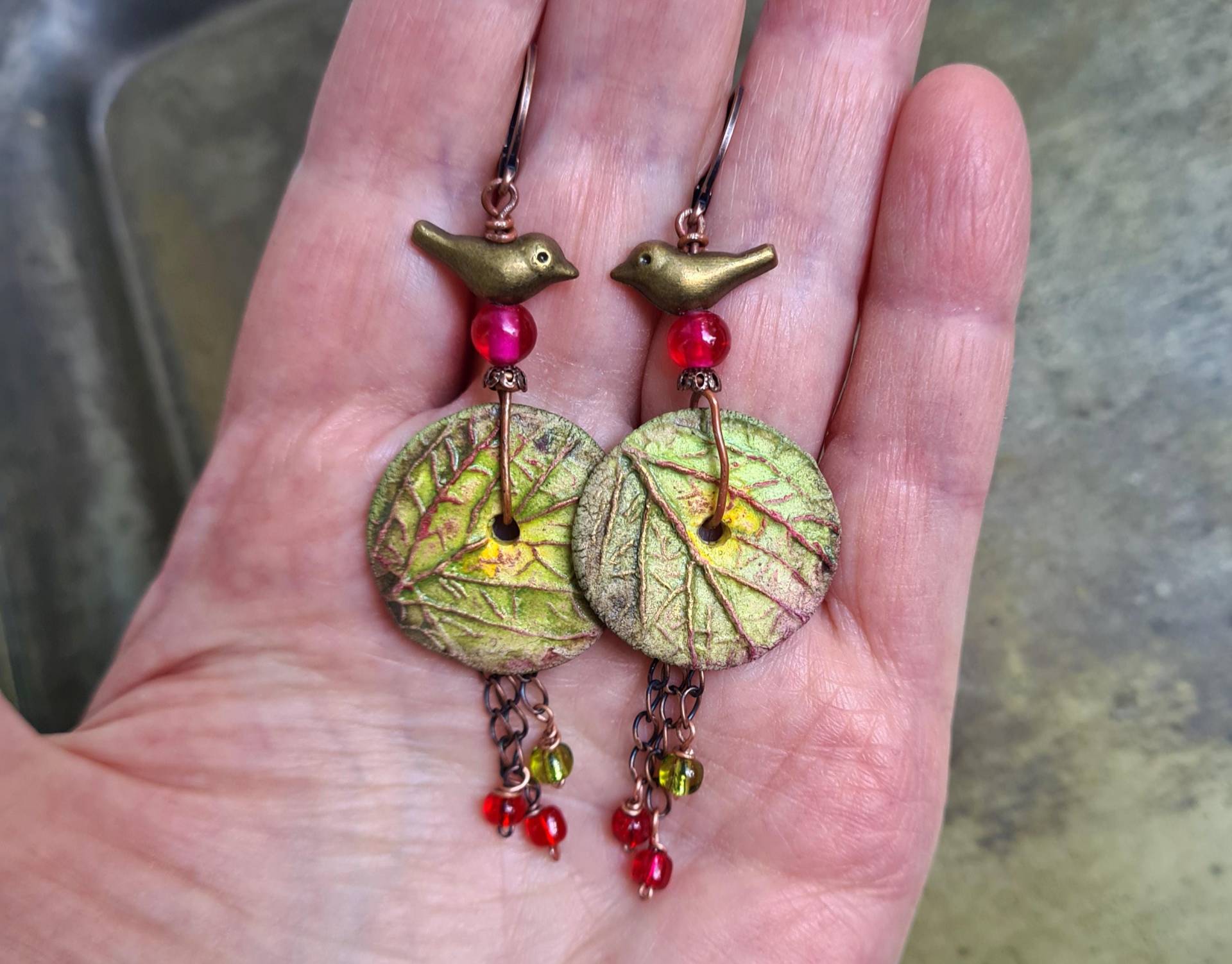 Herbst Keramik Ohrringe, Handgefertigte Blattanhänger, Glasperlen, Bronzevögelchen, Kupfer Leverbacks von HerminesAtelier
