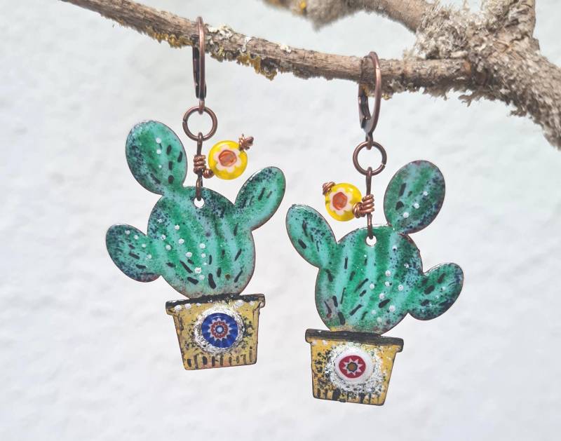 Kaktus Mit Blüte Emaille Ohrringe, Handgefertigte, Handbemalte Anhänger, Millefiori Glasblüten, Kupfer Leverbacks, Kupferohrringe von HerminesAtelier