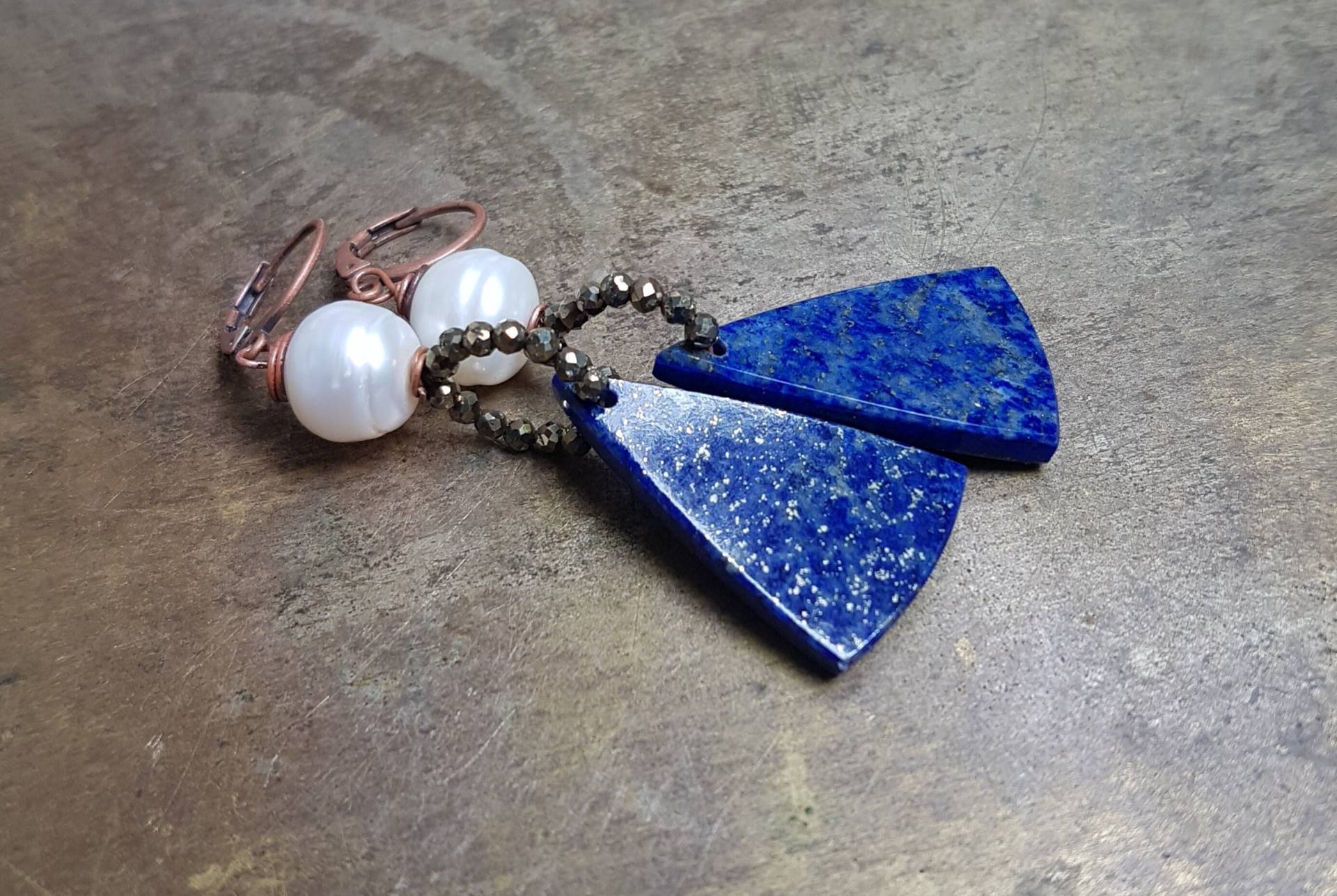 Lapislazuli Ohrringe, Edler Ungefärbter Lapis Lazuli, Winzige Facettierte Goldpyrit Perlen, Süßwasserperlen, Kupfer Leverbacks Lapislazuli Ohrringe, Edler Ungefärbter Lapis Lazuli, Winzige Facettierte Goldpyrit Perlen, Süßwasserperlen, Kupfer Leverbacks von HerminesAtelier