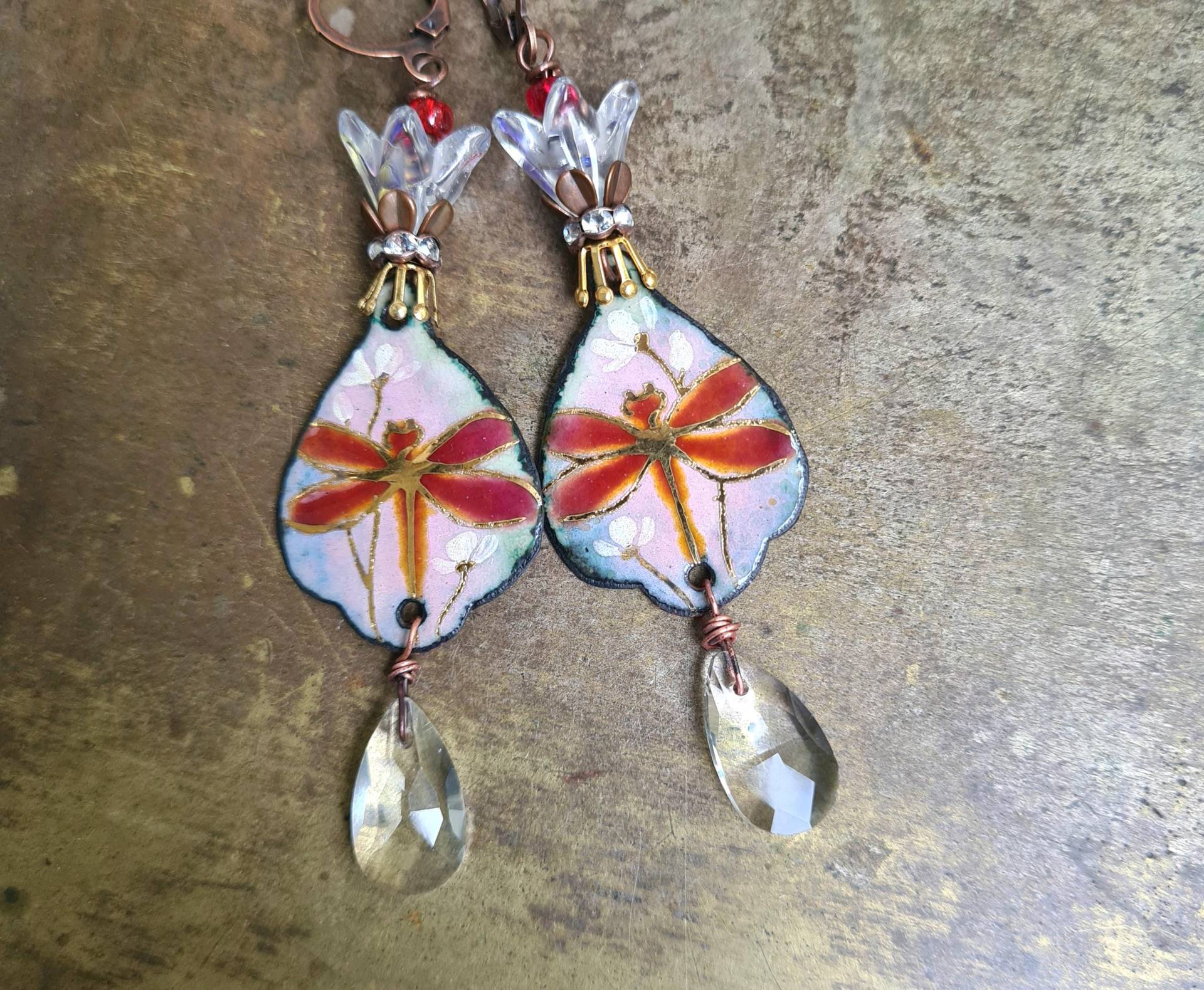 Libellen Emaille Ohrringe, Handgefertigte Anhänger, Changierende Glaslilien, Facettierte Klare Glastropfen, Kupfer Leverbacks von HerminesAtelier