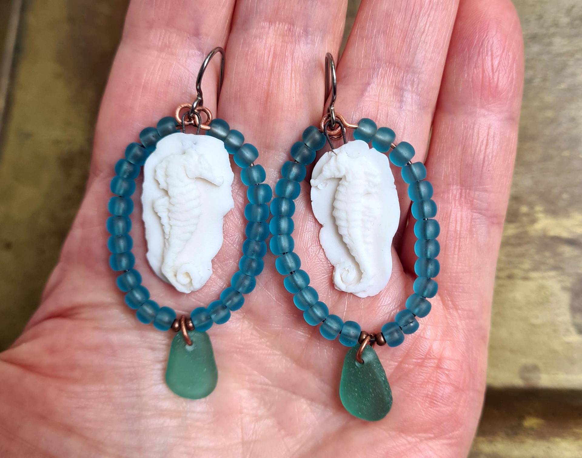 Meer Porzellan Ohrringe, Handgefertigte Seepferdchen Anhänger, Meerglas, Matte Glasperlen, Kupferohrringe, Niob Ohrhaken von HerminesAtelier